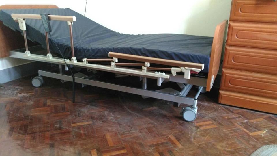 林小姐陪同80多歲的林老師 到台中體驗館試躺 選訂三馬達電動床照護林師母