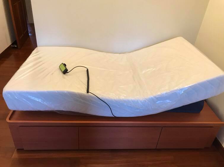 林先生要接南投的90歲阿嬤來台北住，貼心的幫林阿嬤準備一張電動床，方便林阿嬤調整睡臥姿勢，輔助起臥床。