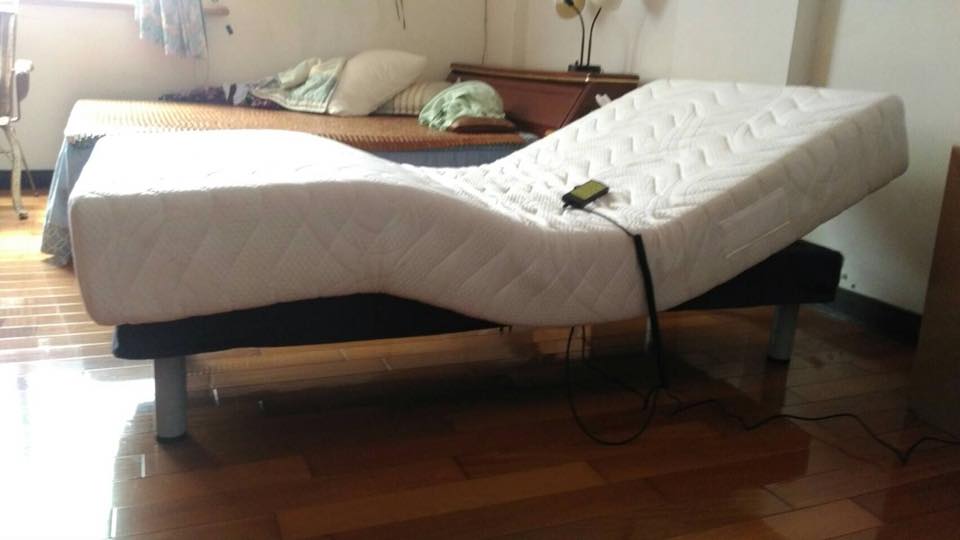 王先生親至台中體驗館試躺 選訂GM08S床墊式電動床+腳柱 輔助王太太起臥床