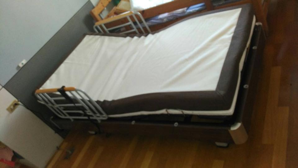 林小姐親至台北世貿一館體驗試躺 選訂GM09S2多功能床型 床框選搭水轉印胡桃木紋