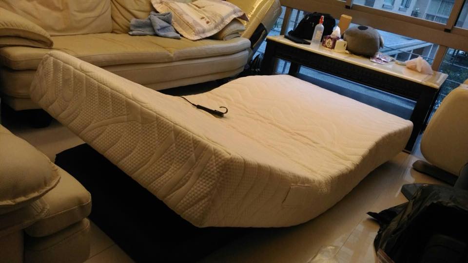 盧小姐的家人因為心臟不舒服 需要傾斜角度調整睡姿 選用GM08S床墊式電動床