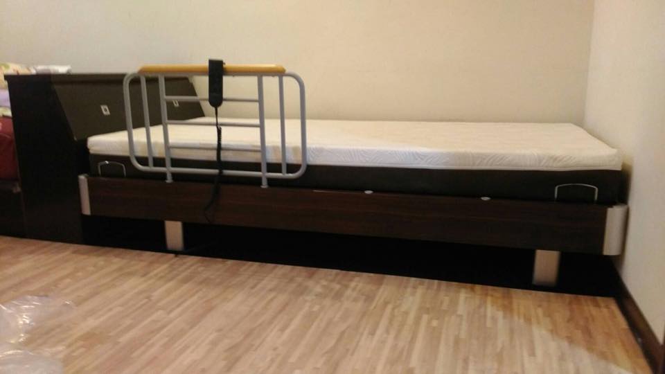 王先生預約到台中電動床體驗館 親自試躺選訂GM09S2多功能床型 搭配水轉印胡桃木紋床框