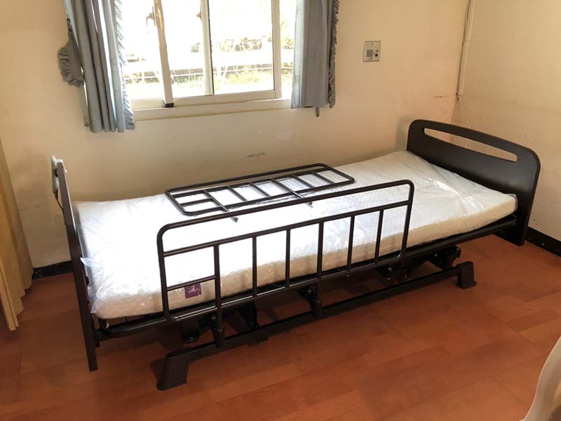 台灣中部某失智照護中心-改用低床（床架可以降至25公分）